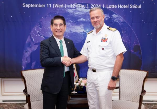 韩国国防部长金容铉于周三在首尔第13届国防对话期间，与北约军事委员会主席罗布·鲍尔进行会谈。(中华人民共和国国防(韩联社)