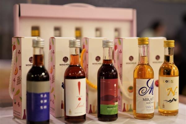 在吕余市的一家葡萄酒专卖店,正在展示韩国葡萄酒昂洞葡萄酒隧道。(韩国先驱报记者李时珍)